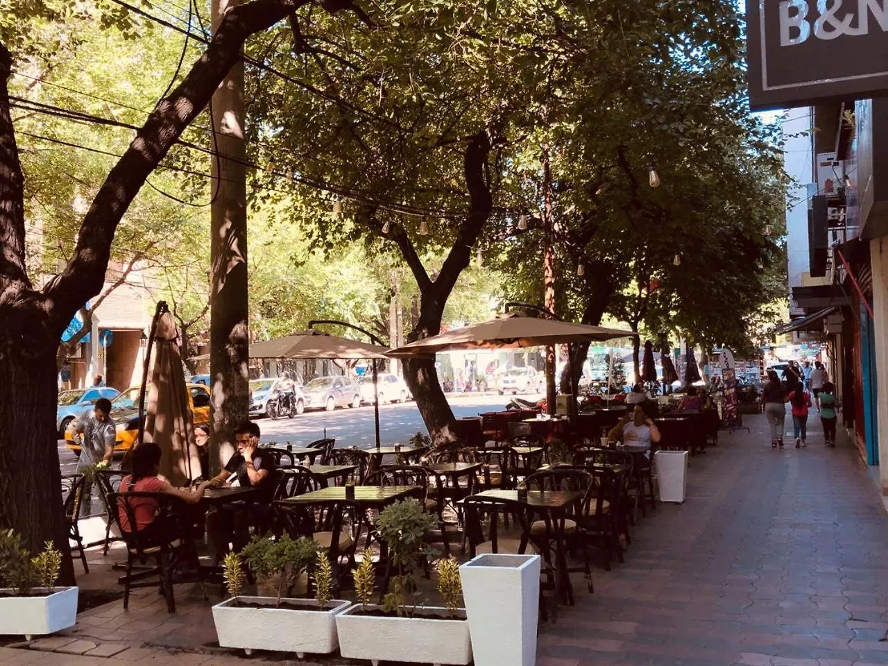 Amplio Departamento -Excelente Ubicacion- Con Cochera Mendoza Argentina